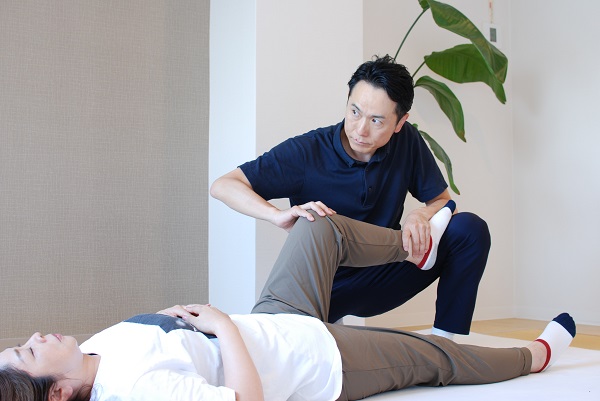 箕面市にある膝痛改善が得意なしんそう箕面桜井の行なうしんそう療方は膝関節のねじれをとっていきます