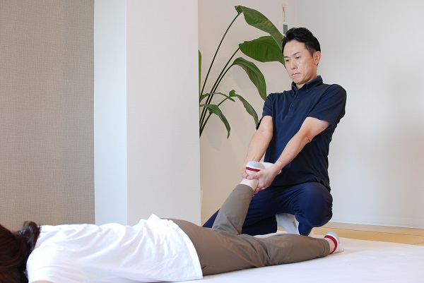 箕面市にある膝痛改善が得意なしんそう箕面桜井の行なうしんそう療方は足全体を整えます